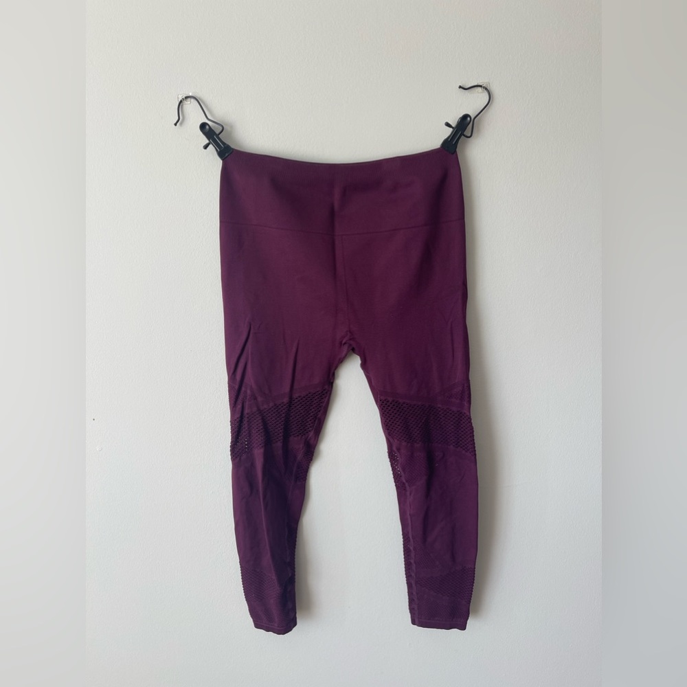 Crop leggings with beautiful leg detail